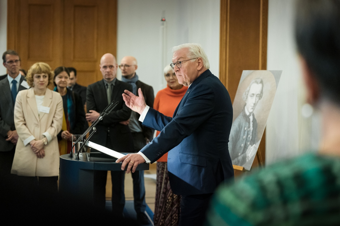 Bundespräsident Frank-Walter Steinmeier hält eine Ansprache in der Galerie von Schloss Bellevue